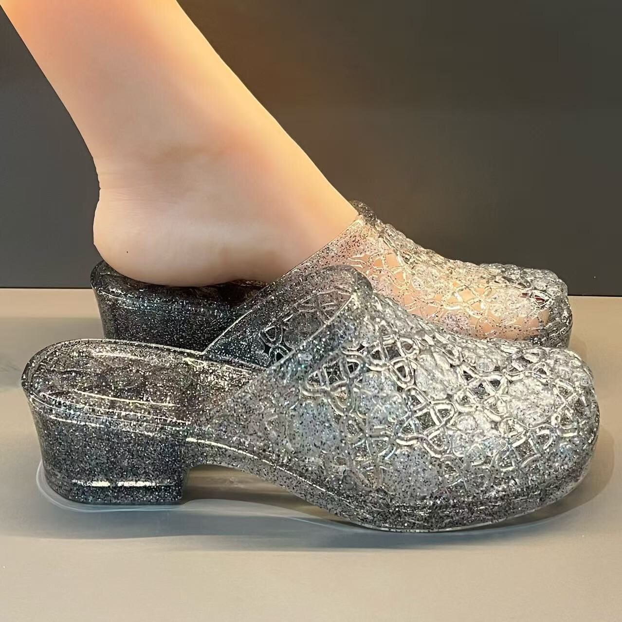 Jelly Sandal Women - صنادل نسائية جديدة بتصميم مقطوع ولامع