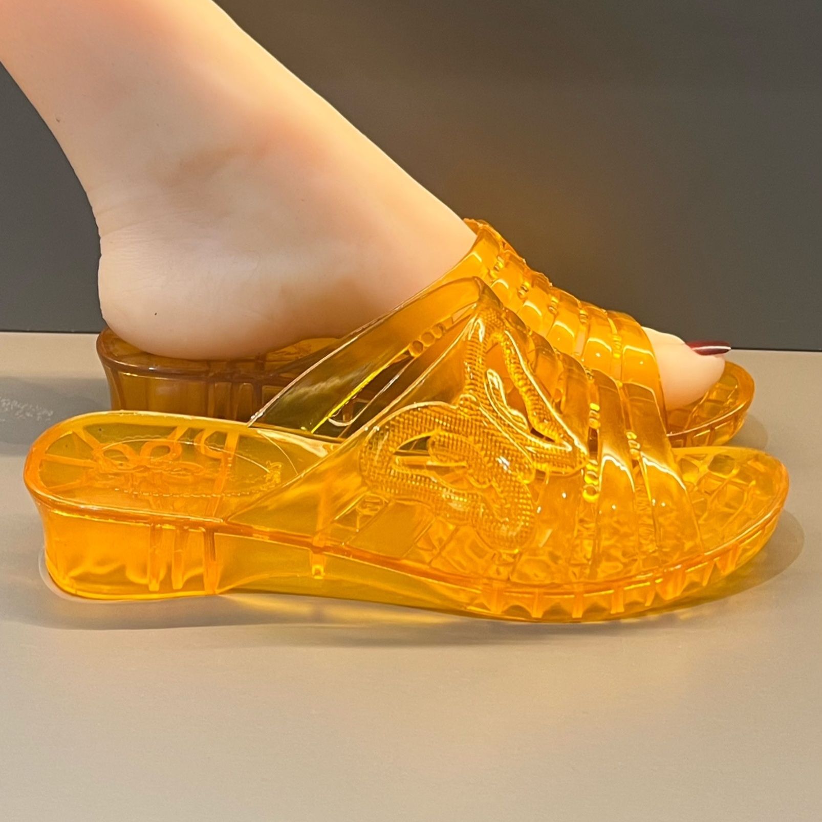 صندل نسائي بكعب ويدج من الجيلي - مراجعة Jelly Sandal Women وسعره