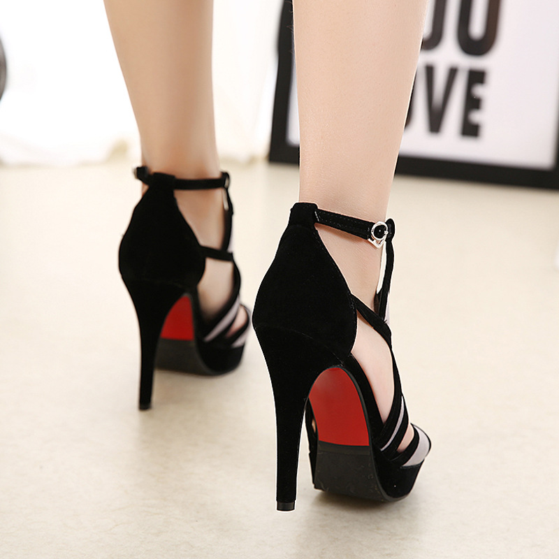 صنادل أوروبية أنيقة بحزام مشبك - مراجعة Wide Fit Heels وسعره